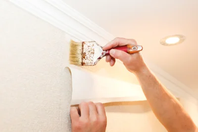 Pose de papier peint à la Valla-sur-Rochefort — revêtements muraux et toiles de verre